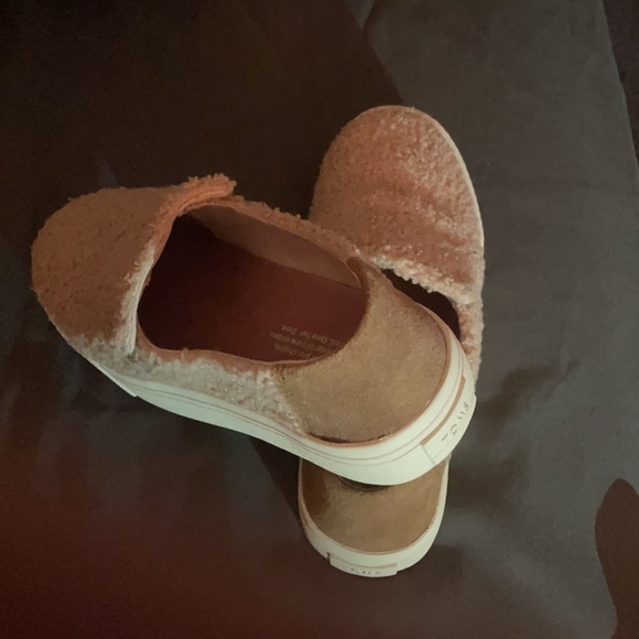 TOMS shoes in size 5,worn only once - Picture 3 of 3